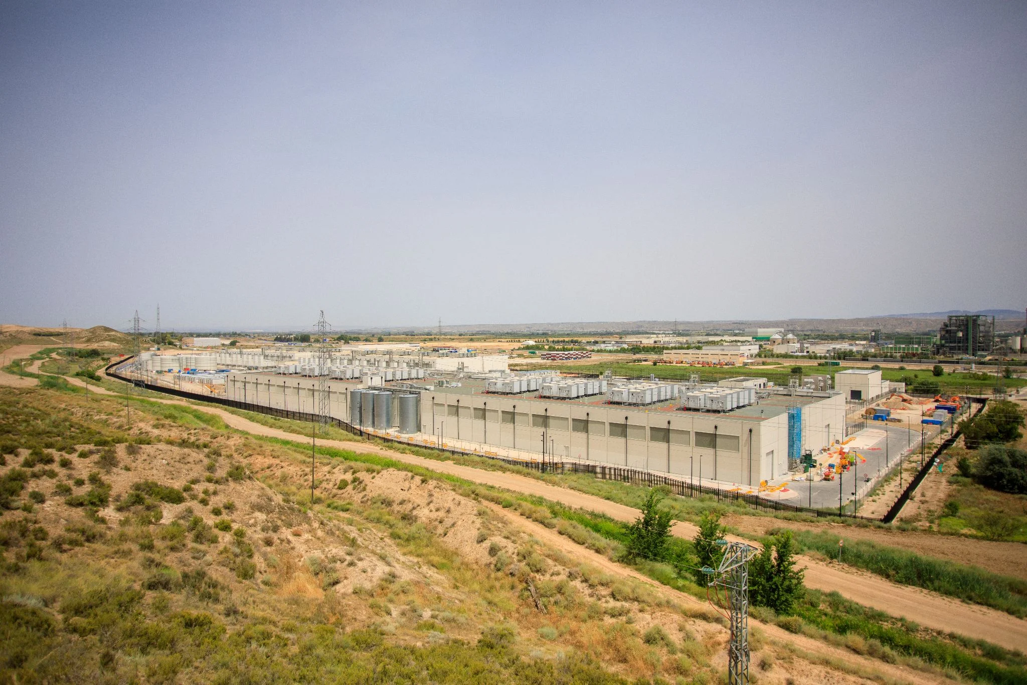 Exterior view of the Amazon Web Services data center located in the municipality of El Burgo de Ebro (Zaragoza), one of three complexes that have been operational since 2022 and are currently undergoing expansion. / José A. López