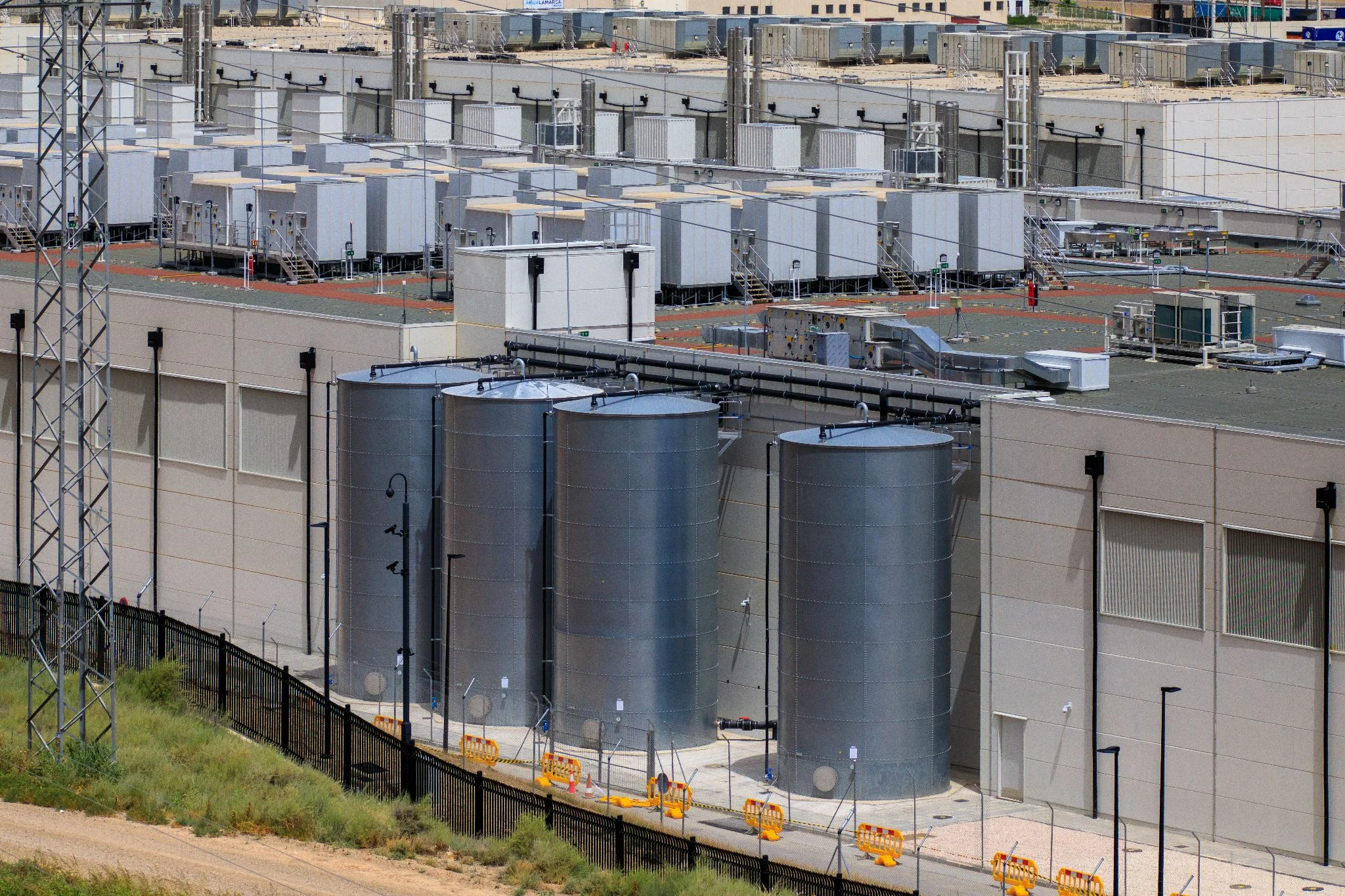 Photo of the AWS data center in El Burgo de Ebro, showing the water storage tanks and, atop the building, the power generators typically found in such facilities. / José A. López